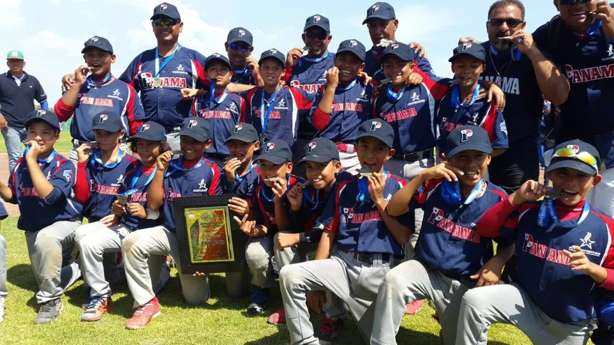 Los jugadores panameños muestran su alegría por el título obtenido
