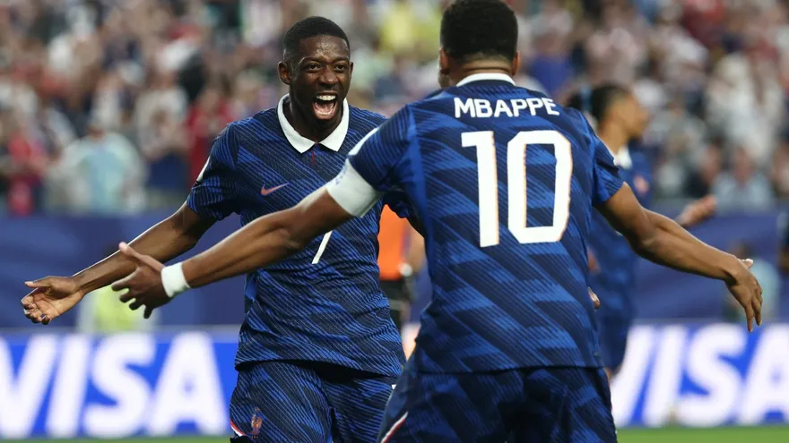 Ousmane Dembélé (de frente) celebra con Kylian Mbappé