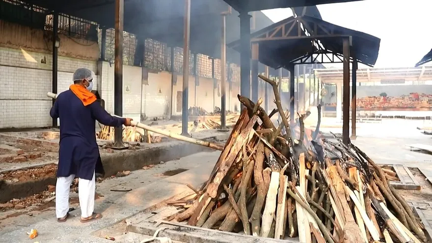 Las aguas sagradas del Ganges, en India, rebosan de muertos del covid-19