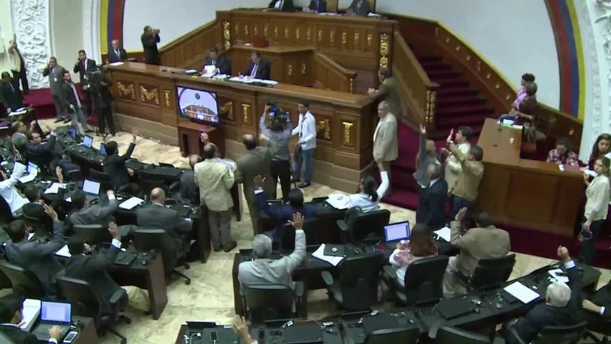 Parlamento venezolano separa a tres diputados