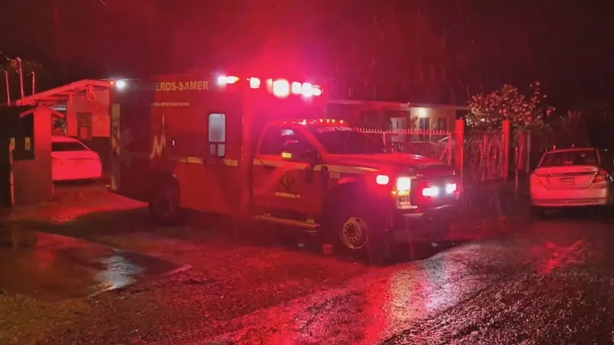 Bomberos en el área del accidente de tránsito