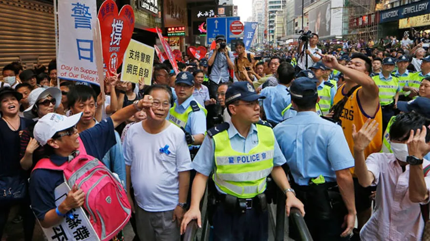 Multitud trata de cargar contra protesta Hong Kong