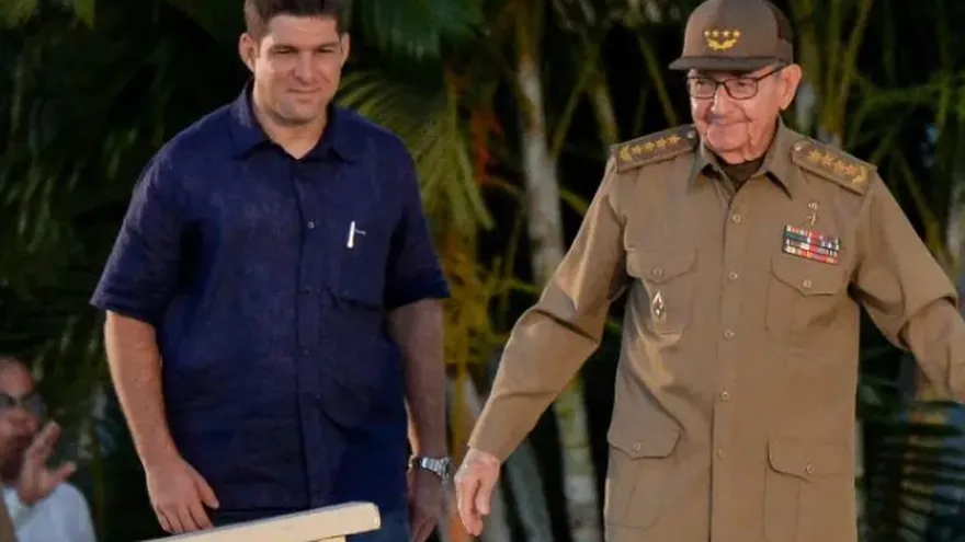 Raúl Guillermo Rodríguez Castro (izq.), nieto y guardaespald de Raúl Castro.