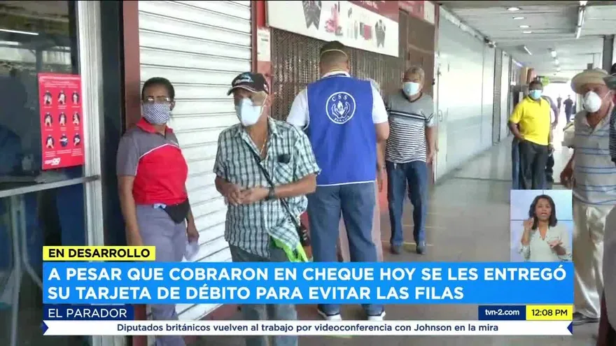 Jubilados cobran pensiones