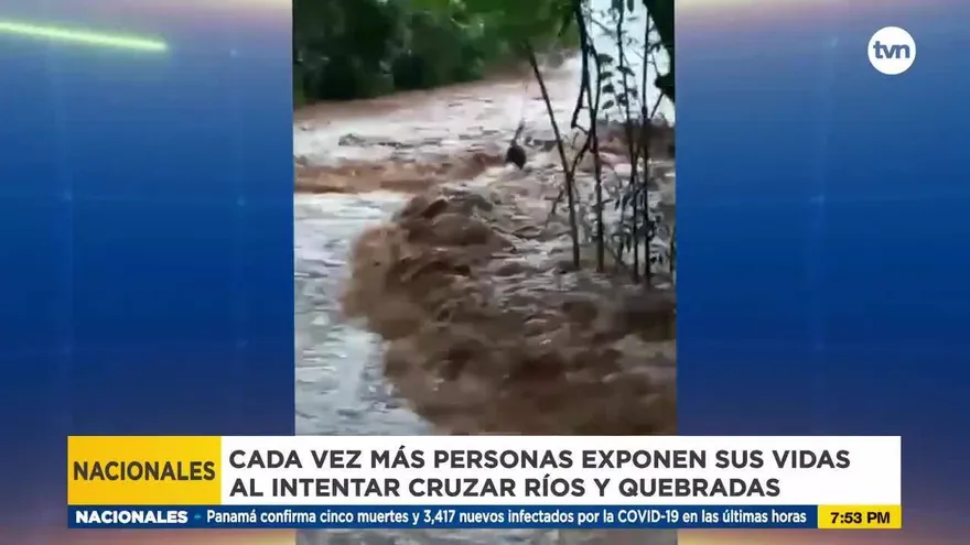 Más personas exponen sus vidas al intentar cruzar ríos y quebradas