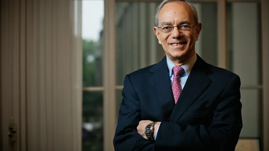 el presidente del prestigioso Massachusetts Institute of Technology (MIT), el ingeniero venezolano-estadounidense Rafael Reif.