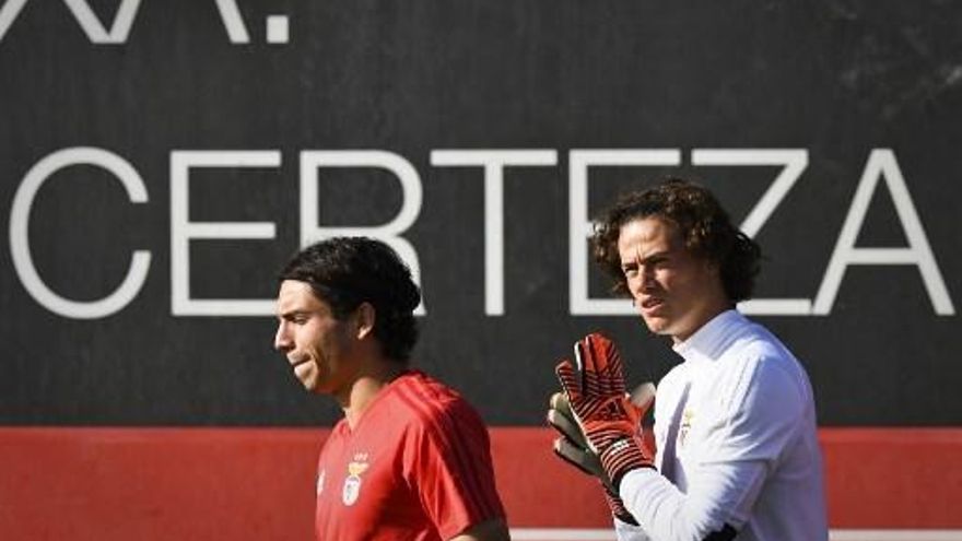 El belga Svilar (d) bate el récord de precocidad en Champions de Casillas.