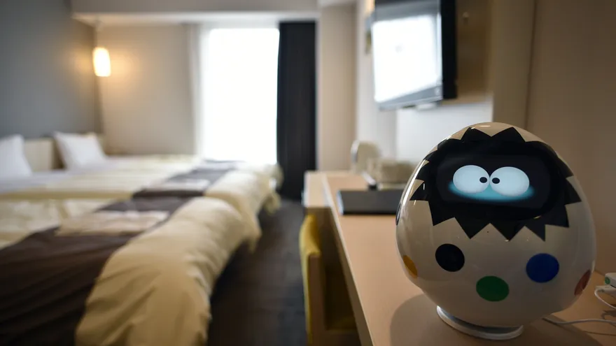 El robot-conserje "Tapia" es fotografiado en una de las habitaciones del nuevo "Henn na Hotel Maihama Tokyo Bay" en Urayasu al este de Tokio (Japón) hoy, 15 de marzo de 2017