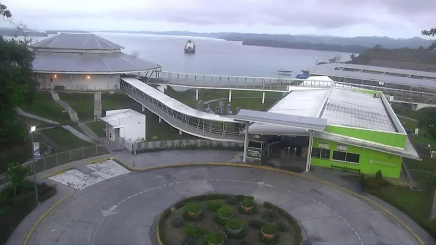 Proceso de inundación de nuevas esclusas