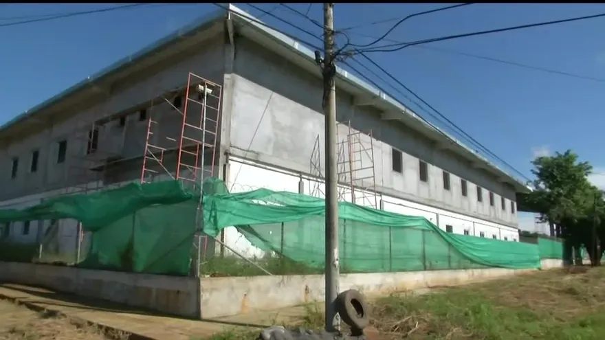 Construcción del colegio Pablo Emilio Corsen paralizada por pagos
