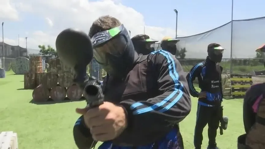 La batalla de Paintball entre las Curvas y los Machos