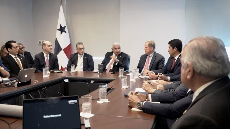 El presidente José Raúl Mulino junto a los miembros de su gabinete