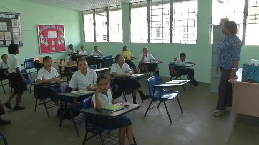 Más de 15 mil estudiantes cobrarán beca universal con tarjeta clave