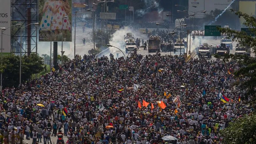Un diputado opositor responsabilizó al Gobierno de Nicolás Maduro por la muerte de una mujer en la protesta.