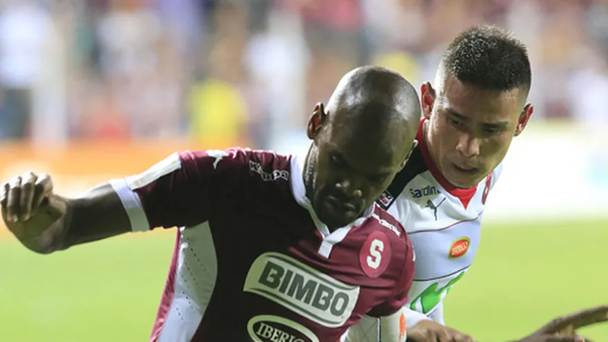 Saprissa de los panameños Machado y Blackburn, con victoria ante la Liga Deportiva Alajuelense