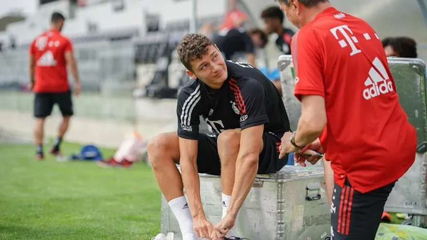 Pavard se une al Bayern en Lisboa y podría jugar contra el Lyon