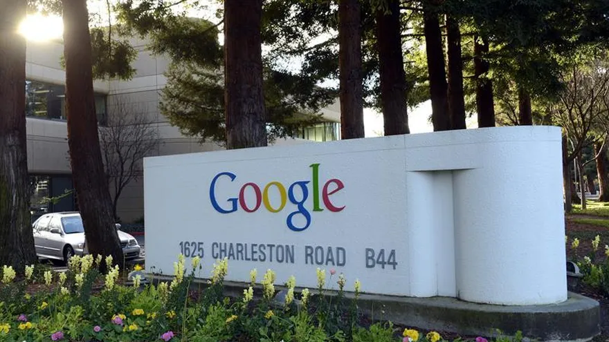 Fotografía que muestra el logotipo de Google en las oficinas de la compañía en Mountain View (Estados Unidos).