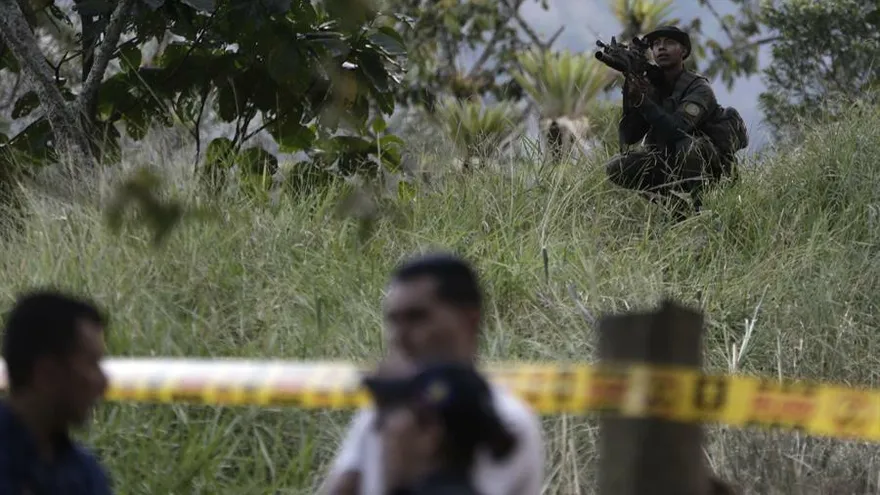 Policías prestan seguridad y miembros de la Fiscalía realizan labores forenses el pasado lunes en Suárez, en el departamento del Cauca (Colombia), donde fue asesinada la candidata a la alcaldía Karina García, junto a otras 5 personas