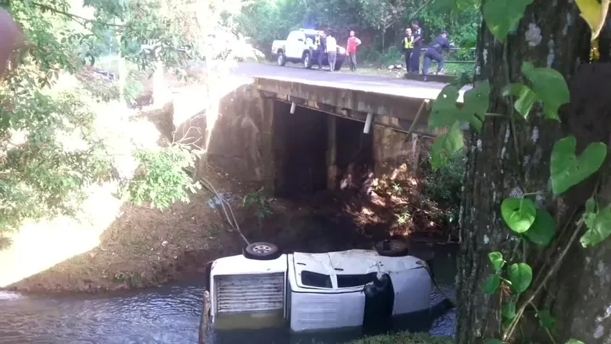 Automóvil cae al río desde lo alto de un puente