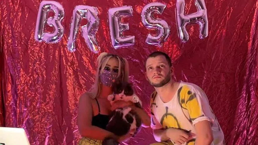 Fotografía cedida este lunes por Bresh en la que se registró al DJ Bröder (d), junto a su pareja, desde el salón en el que transmiten en 'vivo' sus fiestas a través de las redes sociales.