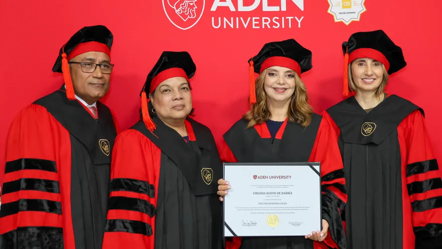 Virginia Matos de Barría recibe su doctorado honoris causa