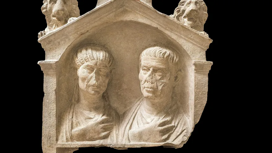 Imagen facilitada por el Ministerio de Bienes Culturales de Italia que muestra un relieve funerario de Palmira con retrato de Batmalku y Hairan, del siglo III d.C., procedente del Museo delle Civiltà de Roma