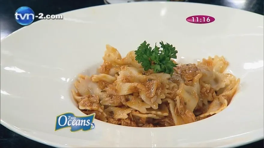 Pasta con tuna en salsa roja