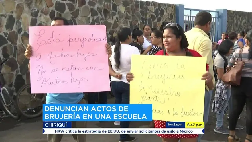 Protestan por supuestas 'practicas oscuras' en colegio