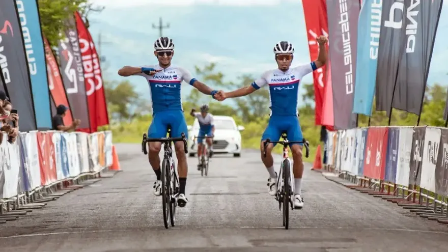 Bolívar Espinosa junto a su compañero Alex Strah