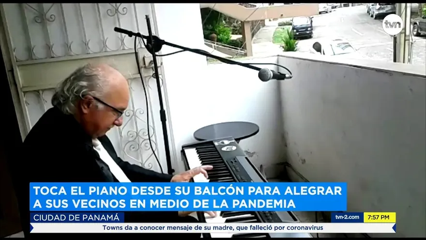Toca el piano desde su balcón para alegrar a sus vecinos