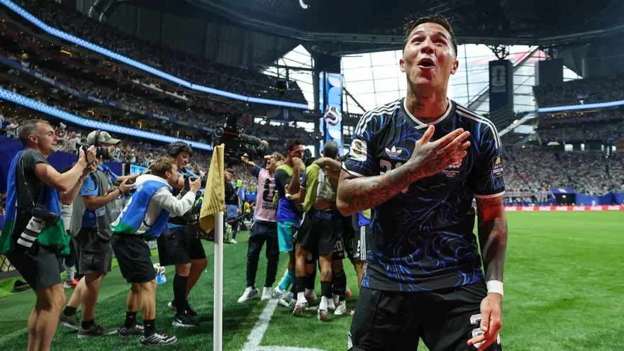 Enzo Fernández celebra cerca de sus compañeros de la Selección de Argentina