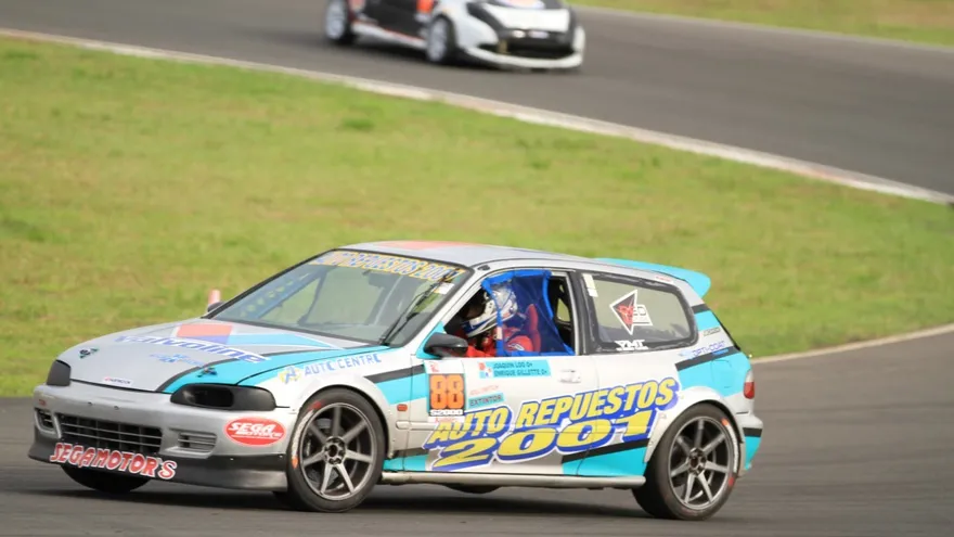 Enrique Gillete y Carlos Rubén Herrera batallan en la categoría Súper Aficionados