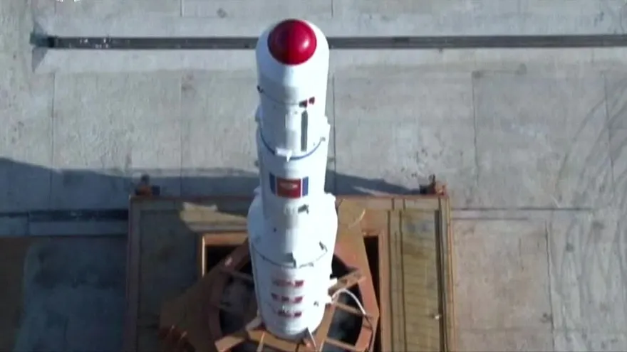 Corea del Norte lanza misiles y caen en Mar de Japón.