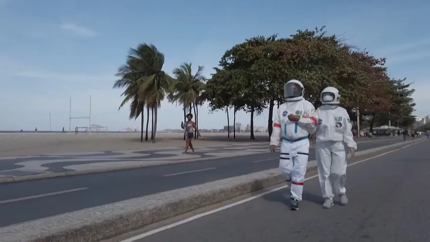 Pareja de brasileños se protege del coronavirus... con trajes de astronauta