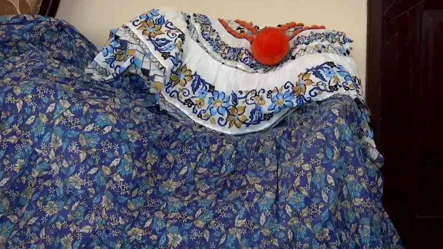 Solicitan apoyo a las artesanas que elaboran el traje típico