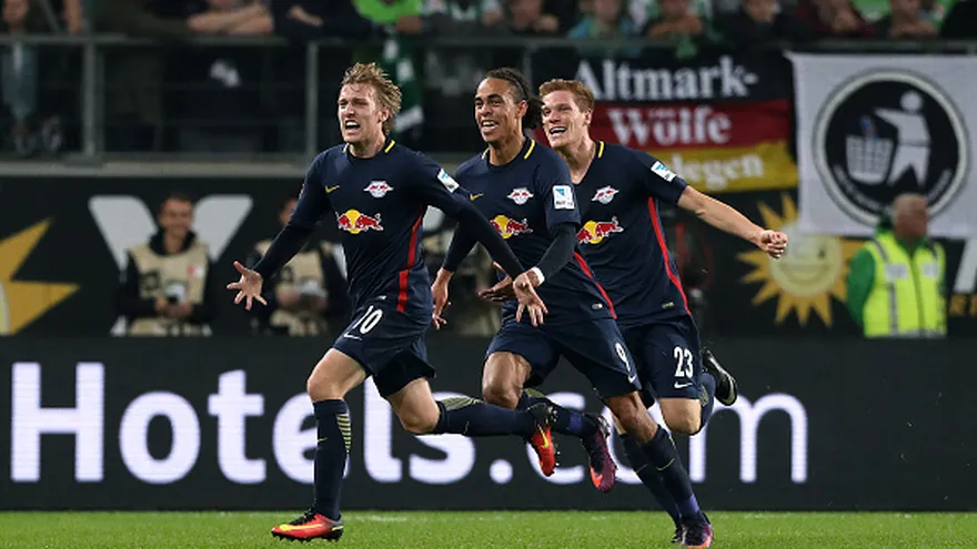 Jugadores del Leipzig celebran durante el partido ante el Wolfsburgo
