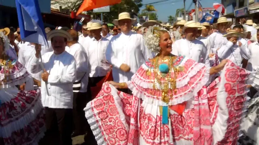 Lorena Castillo luce su pollera en el festival de las Mil polleras
