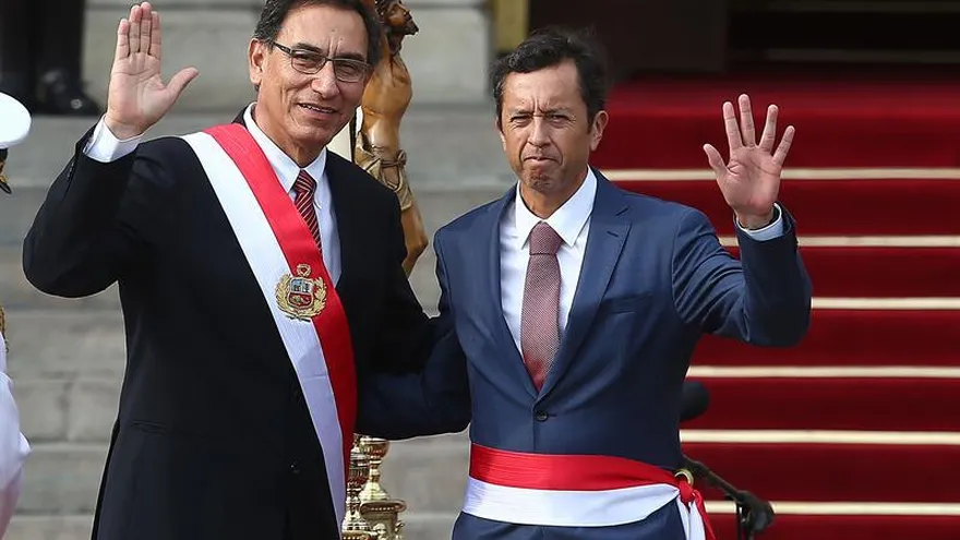 En la imagen, el presidente de Perú, Martín Vizcarra, junto al ministro de Economía y Finanzas, David Tuesta (d).