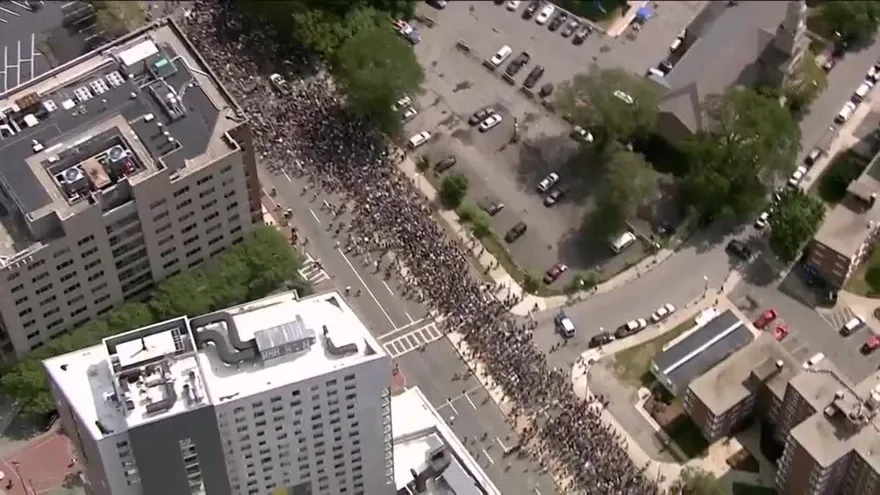 Miles protestan contra racismo en Boston