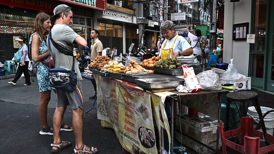 Bangkok pone orden y amenaza sus emblemáticos puestos de comida callejera