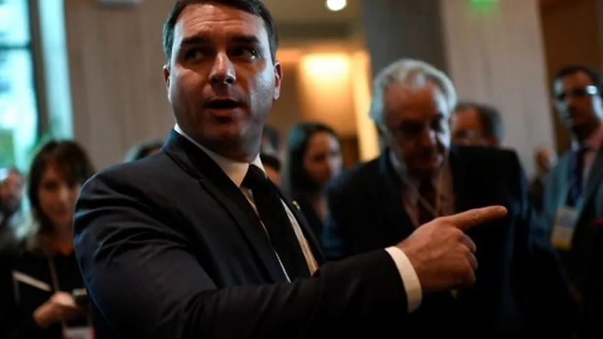 Senador e hijo mayor de Bolsonaro informa que tiene COVID-19