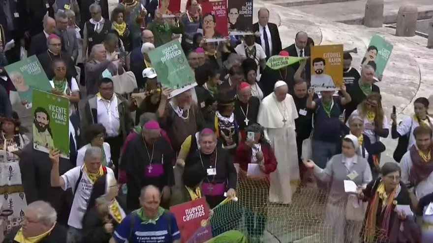 El papa rinde homenaje a las plumas de los indígenas en sínodo sobre Amazonía