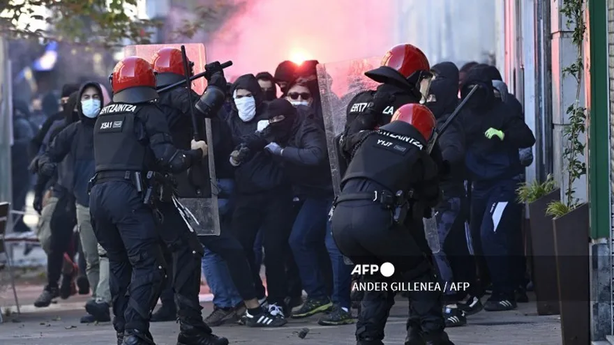 La policía española detuvo el domingo a 17 personas en la ciudad de Vitoria, al norte de España.