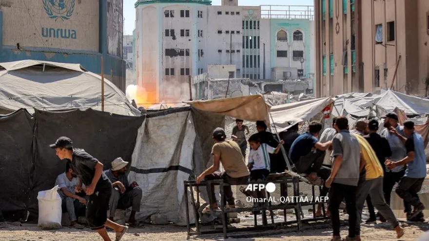 Familias huyen de Ciudad de Gaza y avanzan hacia el sur del enclave palestino.