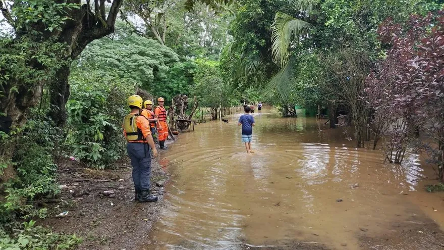 Parte de las labores de monitoreo y evaluación de viviendas afectadas que realiza personal del Sistema Nacional de Protección Civil (Sinaproc) en el sector de Villa Bonita, corregimiento de Los Santos, distrito de La Villa.