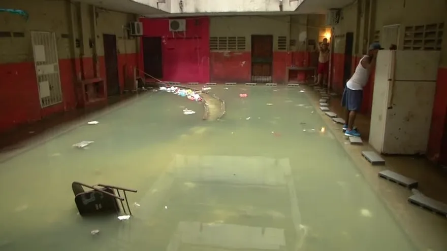 Residentes de Cabo Verde aseguran estar inundados por las aguas negras