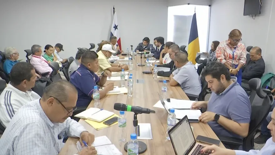 Docentes reclaman retención de salarios y piden respuestas al Meduca.