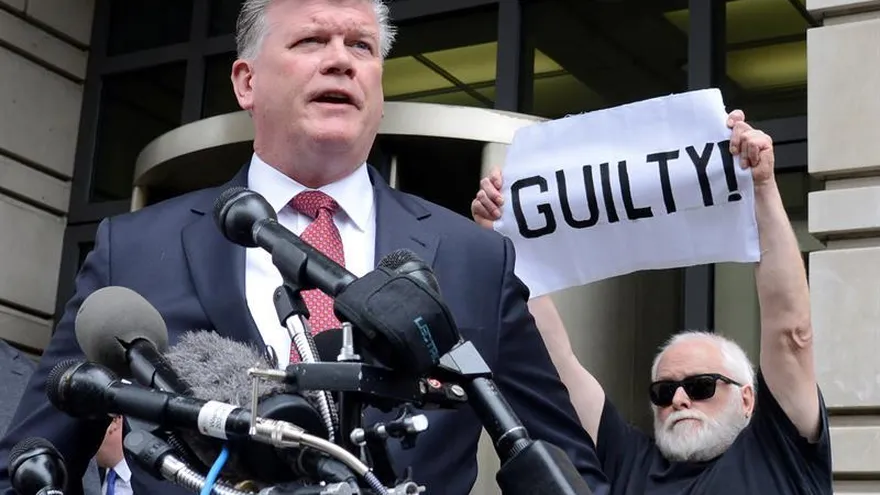 Kevin Downing, abogado defensor de Paul Manafort--exjefe de campaña de Donald Trump-, fue registrado este viernes al dirigirse a los medios de comunicación, en la corte federal de Washington (EE.UU.).