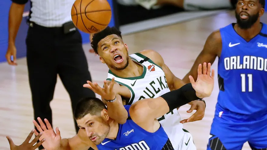 Antetokounmpo y Bucks recuperan el control y empatan serie