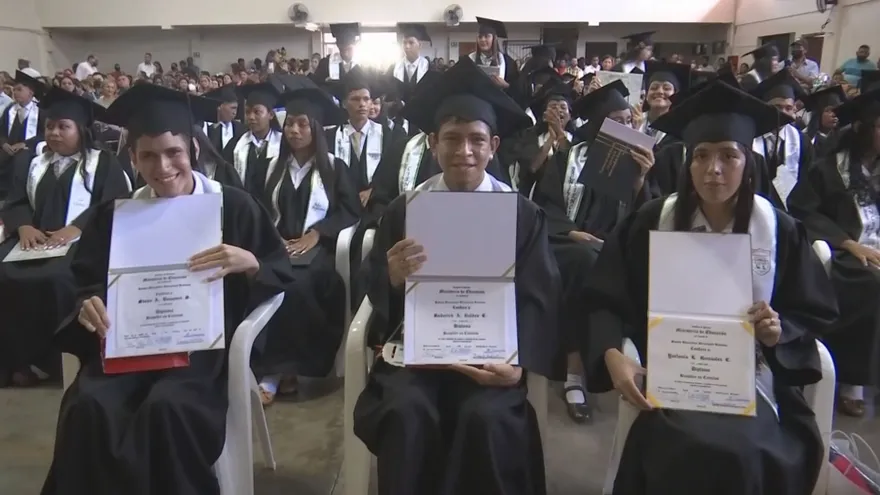 Cerca de 3 mil graduandos de bachiller recibieron su diploma en Chiriquí.